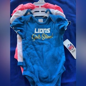Baby girl Detroit Lions onesie set